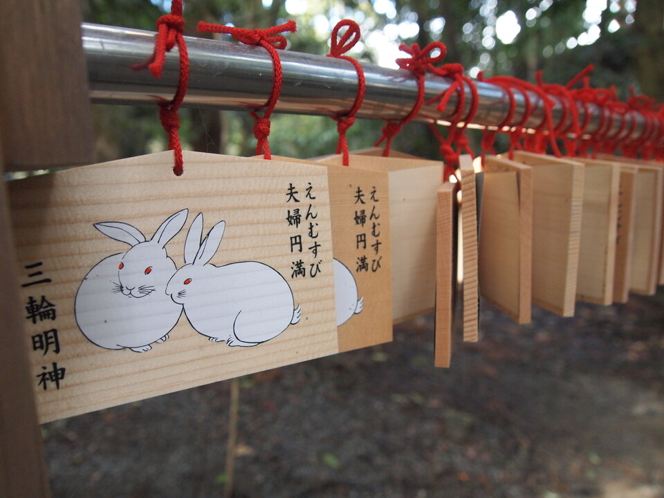 大神神社（奈良県）のなで兎 | 神兎研究会